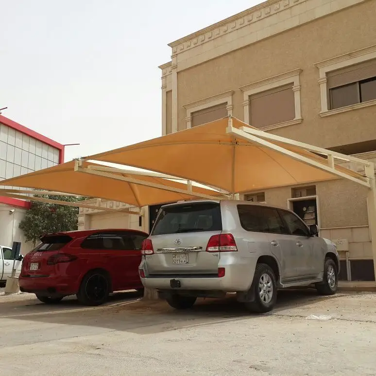 مظلات سيارات أمام المنازل بتصميم هرمي قوي ولون أنيق توفر حماية كاملة للسيارات من الشمس والظروف المناخية في جدة."