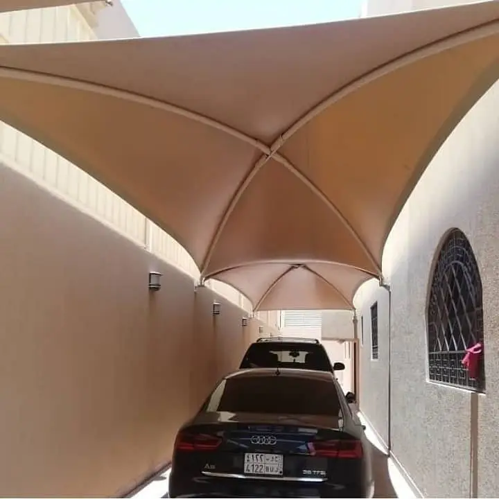 مظلات سيارات حديثة في جدة بين جدران المنازل لحماية المركبات من أشعة الشمس الحارقة والأمطار، تصميم هندسي متين وأنيق.
